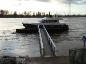 aan een steiger op de snelstromende rivier
