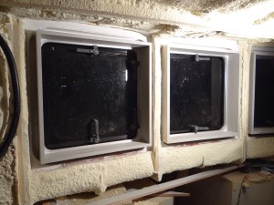 Vierkante frames om de ramen