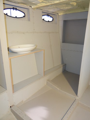 Rechts komt het toilet