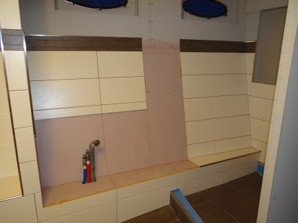 Onder de tegels komt nog een kastje voor de wasbak