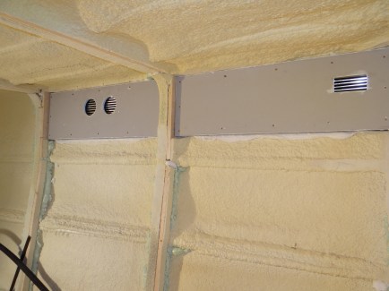 Links komt de aanvoer van verse lucht. Rechts afvoer van vochtige lucht uit de voorste badkamer.