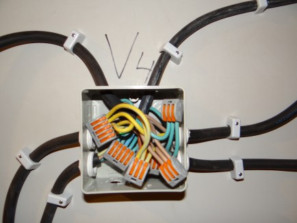 Elektra in de tussenwanden