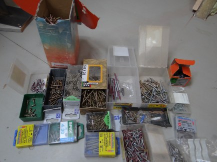 Mijn collectie schroeven. Van de doos linksboven ben ik nu met de 4e met 1000 schroeven begonnen.