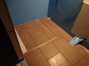 De voer van de douche iets verdiept