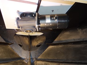 Het heeft heel wat inspanning gekost om de 40 kg electromotor op z'n plek te krijgen onder het dek.