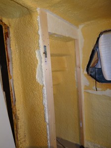 Aanstaand bergmeubel onder de trap