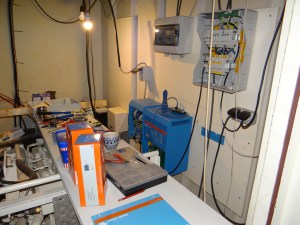 Werkplank over de motor bij aanvang van de definitieve 24 V installatie