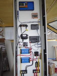 Het paneel in de keuken met 24 V apparatuur en enige NMEA2000 informatie modules