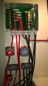 De DC Link box tussen de 940 Ah accu set en verbruikers