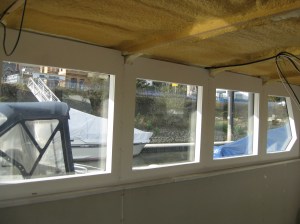 Aluminium frames van de ramen weggewerkt