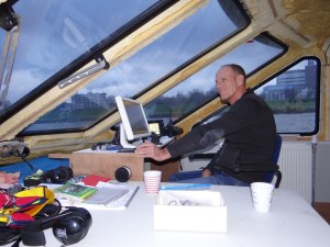 Mijn zeer goede vriend achter de joystick en de digitale kaart