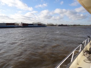 Veel containers gaan heen en weer op de rijn