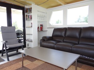 Combinatie drank- en boekenkast om achterkant van trap te verbergen